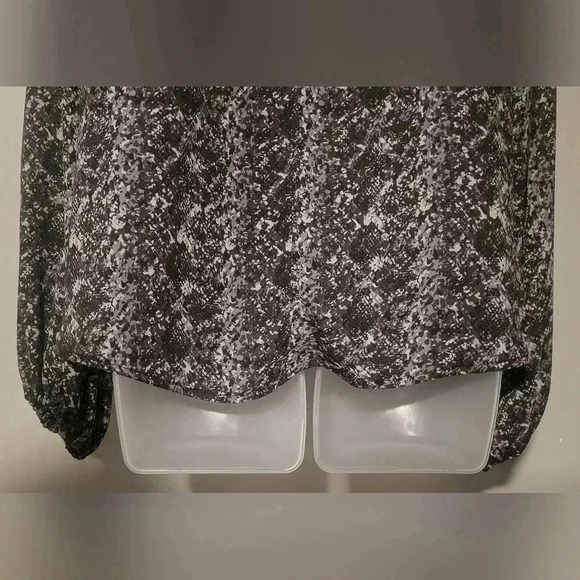 Evereve ALLISON JOY Harper Volume Sleeve Blouse! Large abstract Print - Picture 12 of 13